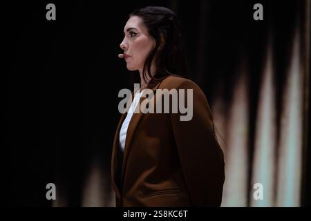 Naples, Italie. 15 janvier 2025. Camilla Boniardi aka Camihawke se produit en direct sur scène lors du spectacle théâtral 'Avanguardia Pura' au Teatro Augusteo. Crédit : SOPA images Limited/Alamy Live News Banque D'Images