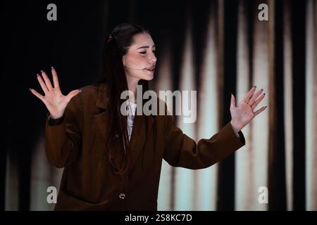 Naples, Italie. 15 janvier 2025. Camilla Boniardi aka Camihawke se produit en direct sur scène lors du spectacle théâtral 'Avanguardia Pura' au Teatro Augusteo. Crédit : SOPA images Limited/Alamy Live News Banque D'Images