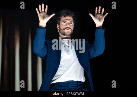 Naples, Italie. 15 janvier 2025. Guglielmo Scilla aka Willwoosh se produit en direct sur scène lors du spectacle théâtral 'Avanguardia Pura' au Teatro Augusteo. (Photo par Andrea Gulí/SOPA images/SIPA USA) crédit : SIPA USA/Alamy Live News Banque D'Images