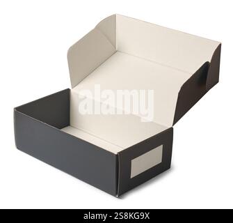 gros plan d'une boîte en carton rectangulaire noire vide avec couvercle ouvert fond blanc isolé, petite étiquette blanche blanche sur le côté, modèle de maquette Banque D'Images