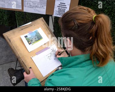 Los Angeles, Californie, États-Unis. 22 janvier 2025. Travaillant à partir d'une photo de Google Street View, l'artiste ASHER BINGHAM commence à travailler sur un croquis d'une maison d'Altadena qui a été détruite dans l'incendie d'Eaton. Bien qu'elle travaille généralement à domicile, M.S. Bingham participe aujourd'hui à un événement ''We Love LA'' au Westfield Century City Mall sponsorisé par FIGS, une entreprise d'uniformes médicaux et de vêtements basée à Santa Monica. M.S. Bingham a commencé son esquisse de maisons brûlées avec un croquis d'une maison perdue par un ami. Le mot s'est bientôt répandu de son effort pour fournir un souvenir pour les victimes d'incendie, et elle a maintenant un o stable Banque D'Images