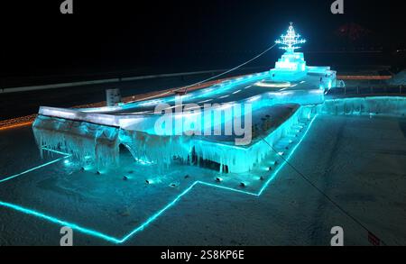 La photo aérienne montre la sculpture de glace du porte-avions Liaoning de la marine chinoise sur la rivière Songhua gelée dans la ville de Harbin, Heilongjia au nord-est de la Chine Banque D'Images