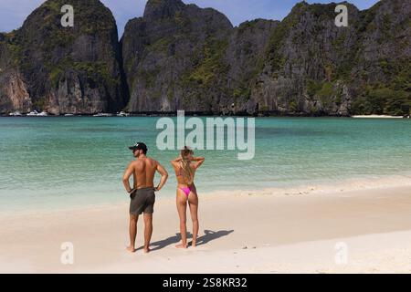 Touristes sur une plage de sable blanc à Koh Phi Phi Leh Island, Thaïlande Banque D'Images