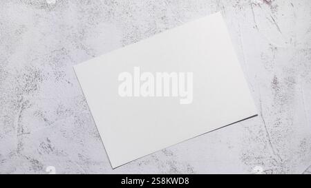 Peinture lapin DE PÂQUES préparation durable processus de bricolage de fabrication de cartes de voeux faites à la main. Activité étape par étape pour les enfants. Passe-temps inclusif et responsable de vacances de soulagement du stress. Célébration consciente Banque D'Images