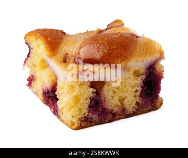 Délicieuse tranche de gâteau aux baies avec une texture humide et un dessus brun doré servi sur un fond blanc Banque D'Images