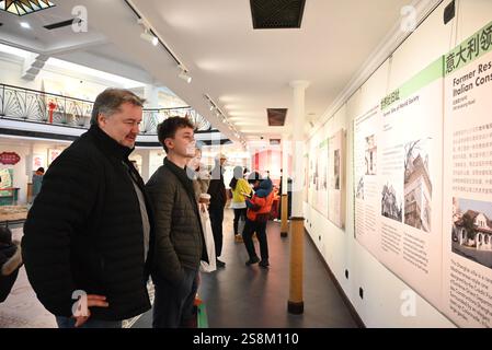 Shanghai. 21 janvier 2025. Des touristes d'Allemagne visitent une exposition au centre d'information touristique de Wukang Road dans le district de Xuhui de Shanghai, à l'est de la Chine, le 21 janvier 2025. Selon l'Administration municipale de la culture et du tourisme de Shanghai, Shanghai a reçu environ 6,7 millions de voyages entrants en 2024, en hausse de 84 % en glissement annuel. Crédit : Chen Aiping/Xinhua/Alamy Live News Banque D'Images