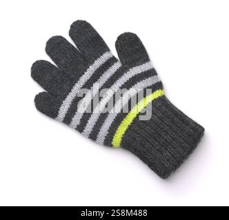 Vue de dessus d'un gant tricoté en laine rayé isolé sur blanc Banque D'Images