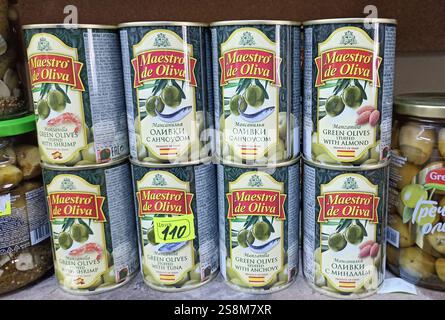 Boîtes d'olives vertes maestro de oliva avec diverses garnitures sur étagère. Banque D'Images