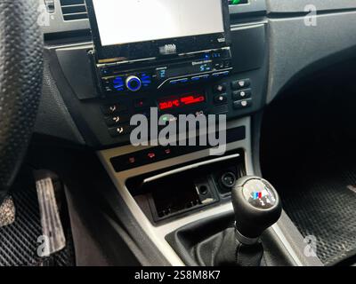 Kiev, Ukraine - 22 janvier 2025 : vue intérieure de la voiture BMW X3 avec le levier de vitesses à côté de l'unité de climatisation et du système de divertissement Banque D'Images