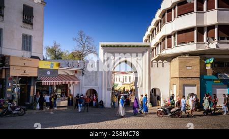 Tanger, Maroc. Vue sur Bab Al Fahs ou Bab Fass, l'une des portes de l'antique médina, depuis la place du 9 avril 1947. Paysage urbain marocain. Banque D'Images