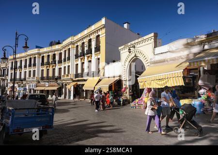 Tanger, Maroc. Rue d'Italie, belle avenue à l'intérieur de la vieille ville de Tanger. Banque D'Images