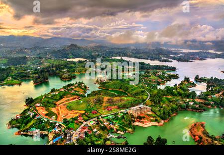 Vue aérienne de Guatape, Colombie au coucher du soleil, mettant en valeur ses paysages vibrants, ses collines verdoyantes et un réseau de lacs turquoise chatoyants Banque D'Images