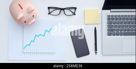 Bureau de travail d'entrepreneur avec ordinateur portable, rapport financier, smartphone et tirelire : gestion d'entreprise, marketing et concept d'investissement Banque D'Images