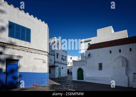 Asilah, Maroc - 22 juillet 2024 : architecture marocaine à l'intérieur de la médina Assilah, belle vieille ville marine. Banque D'Images