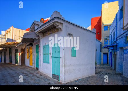 Asilah, Maroc. Architecture marocaine à l'intérieur de la médina colorée d'Assilah, belle vieille ville marine dans la province de Tanger. Banque D'Images