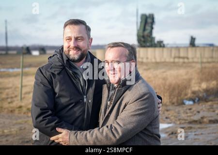23 janvier 2025, Pologne, Rzeszow : Boris Pistorius (R, SPD), ministre fédéral de la Défense, et son homologue Wladyslaw Kosiniak-Kamysz se tiennent devant les positions de défense aérienne des Patriotes. Avec deux systèmes Patriot, la Bundeswehr protège le flanc oriental de l'OTAN avec la chaîne logistique pour l'approvisionnement de l'Ukraine. Photo : Kay Nietfeld/dpa Banque D'Images