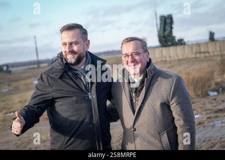 23 janvier 2025, Pologne, Rzeszow : Boris Pistorius (R, SPD), ministre fédéral de la Défense, et son homologue Wladyslaw Kosiniak-Kamysz se tiennent devant les positions de défense aérienne des Patriotes. Avec deux systèmes Patriot, la Bundeswehr protège le flanc est de l'OTAN avec la chaîne logistique d'approvisionnement Ukraine.h photo : Kay Nietfeld/dpa Banque D'Images