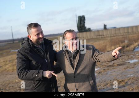 23 janvier 2025, Pologne, Rzeszow : Boris Pistorius (R, SPD), ministre fédéral de la Défense, et son homologue Wladyslaw Kosiniak-Kamysz se tiennent devant les positions de défense aérienne des Patriotes. Avec deux systèmes Patriot, la Bundeswehr protège le flanc est de l'OTAN avec la chaîne logistique d'approvisionnement Ukraine.h photo : Kay Nietfeld/dpa Banque D'Images