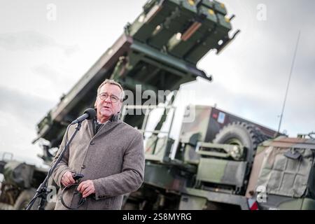 23 janvier 2025, Pologne, Rzeszow : Boris Pistorius (SPD), ministre fédéral de la Défense, donne une conférence de presse devant un système de défense aérienne Patriot. Avec deux systèmes Patriot, la Bundeswehr protège le flanc oriental de l'OTAN avec la chaîne logistique pour l'approvisionnement de l'Ukraine. Photo : Kay Nietfeld/dpa Banque D'Images