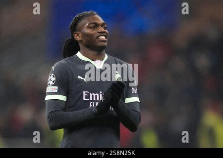 Milan, Italie. 22 janvier 2025. Rafael Leao de l'AC Milan célèbre la fin du match de football de la phase de ligue de l'UEFA Champions League 2024/25 entre l'AC Milan et le Girona FC. Crédit : Nicolò Campo/Alamy Live News Banque D'Images