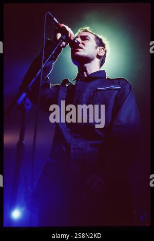 MASSIVE ATTACK, CONCERT EN MEZZANINE, 1998 : Robert Del Naja (également connu sous le nom de 3D) de massive Attack au centre de loisirs de Gloucester en Angleterre, Royaume-Uni le 14 mars 1998. Le groupe présente en avant-première des morceaux de leur troisième album mezzanine qui est publié un mois plus tard. Photographie : Rob Watkins. INFO : massive Attack, un collectif britannique de trip-hop formé à Bristol en 1988, a redéfini la musique électronique avec ses paysages sonores atmosphériques et ses paroles socialement conscientes. Leur style défiant le genre a eu une influence mondiale sur la scène musicale. Banque D'Images