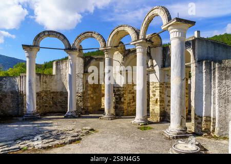 Vue sur les ruines de l'église ronde (église d'or), dans l'ancienne ville de Veliki Preslav, Bulgarie Banque D'Images