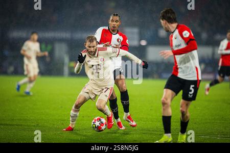 Rotterdam, pays-Bas. 22 janvier 2025. Konrad Laimer (FCB) Calvin Stengs (Rotterdam) Feyenoord Rotterdam - FC Bayern Munich Feyenoord Rotterdam - FC Banque D'Images