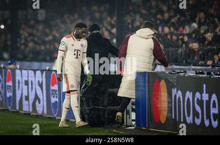 Rotterdam, pays-Bas. 22 janvier 2025. Alphonso Davies (FCB) verletzt Feyenoord Rotterdam - FC Bayern Munich Feyenoord Rotterdam - FC Bayern München Banque D'Images