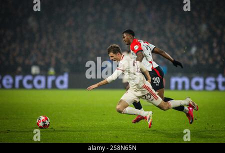 Rotterdam, pays-Bas. 22 janvier 2025. Thomas Müller (FCB) Jeyland Mitchell (Rotterdam) Feyenoord Rotterdam - FC Bayern Munich Feyenoord Rotterdam - Banque D'Images