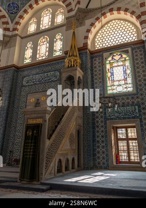 Intérieur de la mosquée Rüstem Pasha à Istanbul, avec un minbar orné, des carreaux Iznik complexes et de superbes vitraux. Ramadan, islamique Banque D'Images