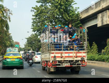 Bangkok, Thaïlande. 23 janvier 2025. Des prisonniers thaïlandais sont vus à l'arrière d'un camion, sur le chemin du retour d'un service communautaire, à l'heure de la circulation, à Bangkok. En Thaïlande, les détenus ont toujours été impliqués dans des travaux publics et des travaux d'intérêt général dans le cadre de leur processus de réadaptation. Cette pratique vise à donner aux détenus des compétences utiles, à contribuer à la société et à les préparer à la réinsertion dans la communauté. (Photo de Nathalie Jamois/SOPA images/SIPA USA) crédit : SIPA USA/Alamy Live News Banque D'Images