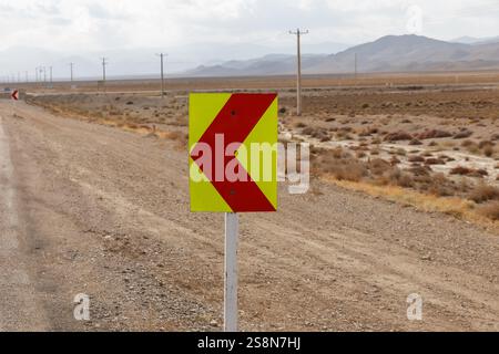 Un panneau d'avertissement lumineux indique un virage à gauche serré sur la route de Gorgan Bojnord. Banque D'Images