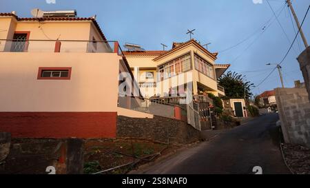 Un quartier résidentiel à flanc de colline avec des maisons de style méditerranéen avec des toits en terre cuite et des éléments architecturaux modernes. La lumière chaude du soleil en Banque D'Images
