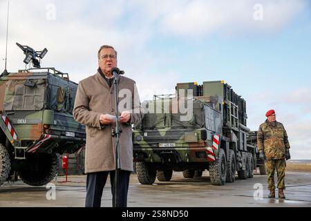 Le ministre allemand de la Défense Boris Pistorius rend visite aux soldats allemands alors que bonjour arrive au complexe allemand de terrain d'entraînement militaire où les systèmes de défense patriotes allemands sont placés à Jasionka près de Rzeszow, en Pologne, le 23 janvier 2025. Banque D'Images