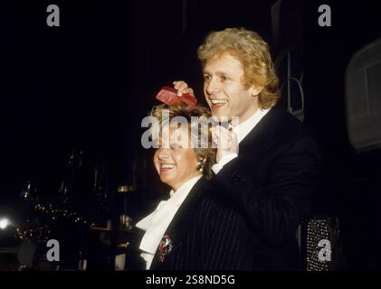 Acteurs Paul Nicholas et Elaine Paige lauréats du prix de coiffure Londres janvier 1987 Banque D'Images