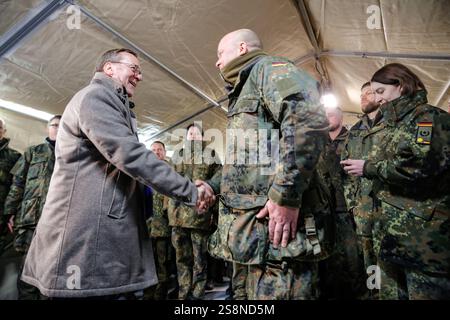 Le ministre allemand de la Défense Boris Pistorius rend visite aux soldats allemands alors que bonjour arrive au complexe allemand de terrain d'entraînement militaire où les systèmes de défense patriotes allemands sont placés à Jasionka près de Rzeszow, en Pologne, le 23 janvier 2025. Banque D'Images
