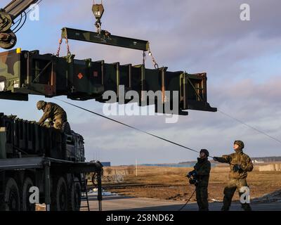 Le ministre allemand de la Défense Boris Pistorius rend visite aux soldats allemands alors que bonjour arrive au complexe allemand de terrain d'entraînement militaire où les systèmes de défense patriotes allemands sont placés à Jasionka près de Rzeszow, en Pologne, le 23 janvier 2025. Banque D'Images