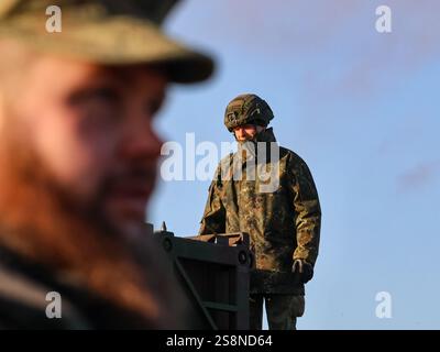 Le ministre allemand de la Défense Boris Pistorius rend visite aux soldats allemands alors que bonjour arrive au complexe allemand de terrain d'entraînement militaire où les systèmes de défense patriotes allemands sont placés à Jasionka près de Rzeszow, en Pologne, le 23 janvier 2025. Banque D'Images
