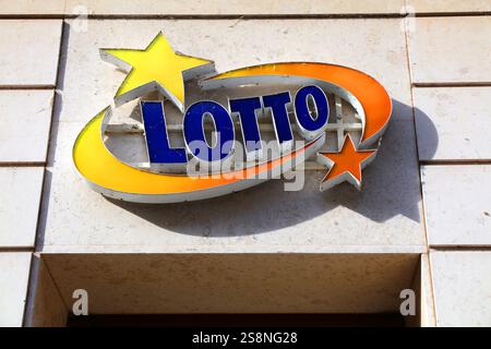 CIESZYN, POLOGNE - 30 MAI 2024 : bannière publicitaire de loterie Lotto devant une épicerie en Pologne. Organisé par Totalizator Sportowy, propriété de l'État, i. Banque D'Images