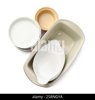 Différentes casseroles en céramique isolées sur blanc, vue de dessus. Ustensile de cuisson Banque D'Images
