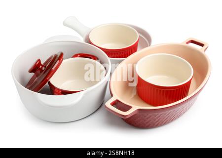 Différentes casseroles en céramique isolées sur blanc. Ustensile de cuisson Banque D'Images