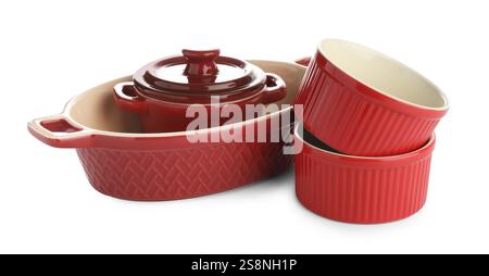 Différentes casseroles rouges isolées sur blanc. Ustensile de cuisson Banque D'Images