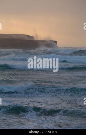 Mers orageuses à Skaill Bay, Orcades Banque D'Images