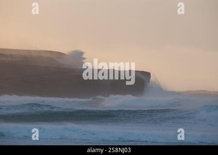 Mers orageuses à Skaill Bay, Orcades Banque D'Images