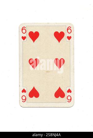 Une carte antique six de coeurs à jouer isolé sur un fond blanc. Banque D'Images