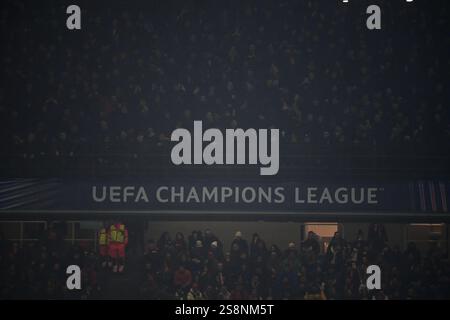 Les supporters de l'AC Milan encouragent leur équipe lors du match de l'UEFA Champions League AC Milan vs Girona FC à Milan, Italie, le 22 janvier 2025 crédit : Piero Cruciatti/Alamy Live News Banque D'Images