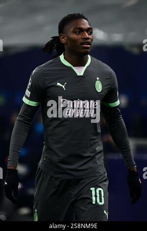 Rafael Leao, attaquant portugais n°10 de l'AC Milan, regarde pendant le match de l'UEFA Champions League AC Milan vs Girona FC à Milan, Italie, le 22 janvier 2025 crédit : Piero Cruciatti/Alamy Live News Banque D'Images