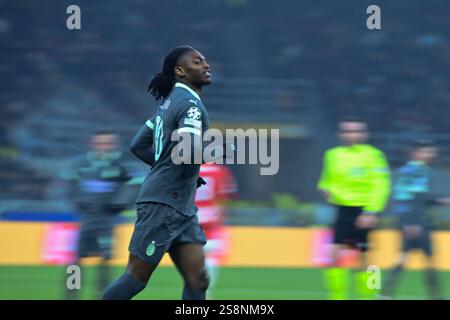 Rafael Leao, attaquant portugais n°10 de l'AC Milan, regarde pendant le match de l'UEFA Champions League AC Milan vs Girona FC à Milan, Italie, le 22 janvier 2025 crédit : Piero Cruciatti/Alamy Live News Banque D'Images