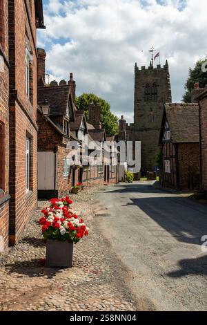 Le village Cheshire de Great Budworth en Angleterre. Belle vue sur la rue principale de l'église en été. Banque D'Images