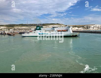 Irish Ferries, île d'Inishmore, quittant le port de Douvres, sur son chemin à travers la Manche, vers le port de Calais, France Banque D'Images